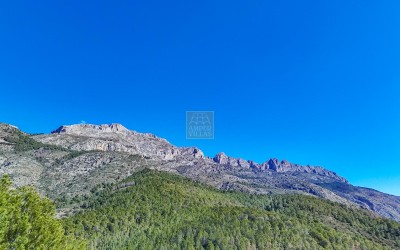 Urban plot with beautiful sea views.
