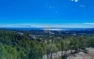 Urban plot with beautiful sea views.