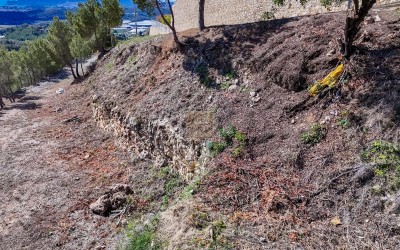 Urban plot with beautiful sea views.
