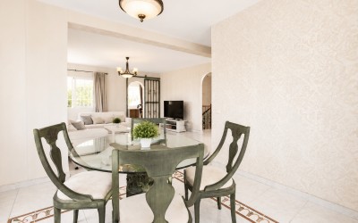 A lovely villa with beautiful terraces and a swimming pool in La Nucia.