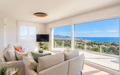 Modern 4-Bedroom Townhouse with Panoramic Sea &
Benidorm Views in La Nucía
